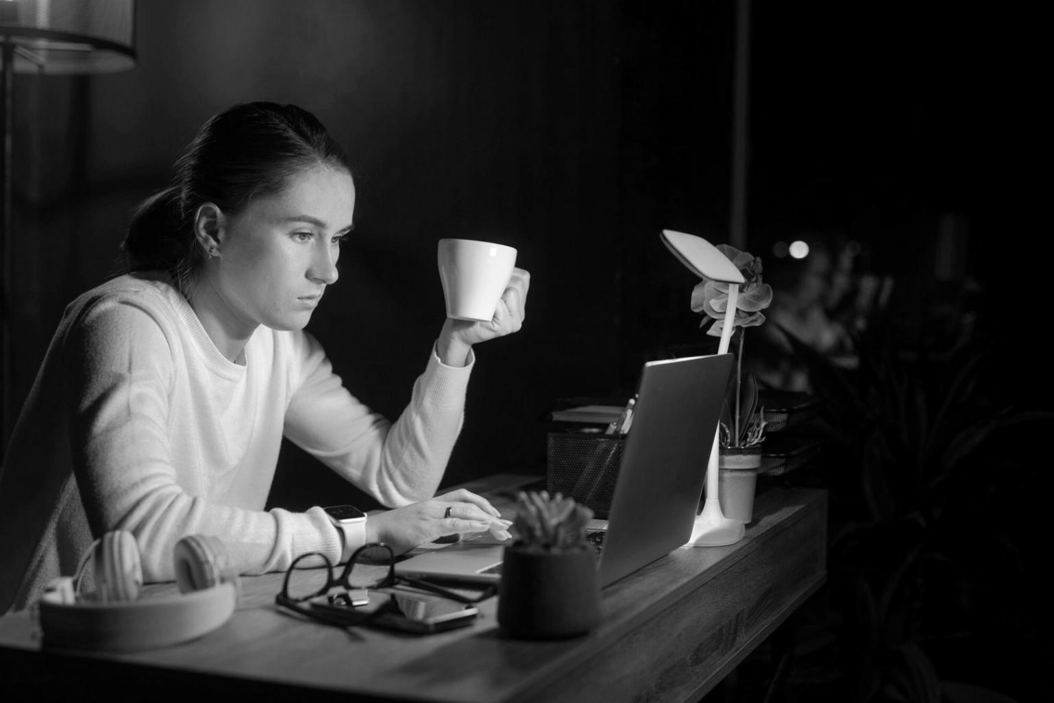 Estudiante revisando informes financieros